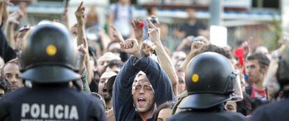 Cientos de jóvenes protestan el miércoles a las puertas del parque de la Ciutadella, en presencia de los Mossos d’Esquadra.