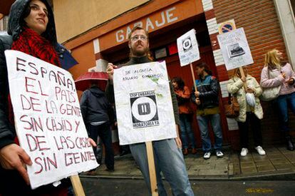 Miembros de la plataforma ciudadana Stop Desahucios Alicante, esta mañana, ante la vivienda de una familia que no puede hacer frente al pago de la hipoteca.