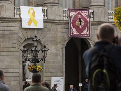 La façana de l'Ajuntament de Barcelona amb el llaç groc.