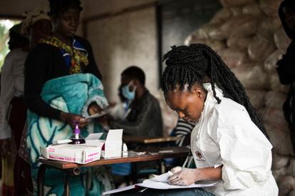 En el centro de desplazados de Manja en Blantyre, al sur de Malaui, una trabajadora de la salud anota los datos de las personas que tuvieron que abandonar su hogar por las fuertes lluvias del ciclón tropical Freddy.  