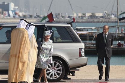 Felipe de Edimburgo observa cómo su esposa, la reina de Inglaterra, baja de un automóvil en Abu Dabi.