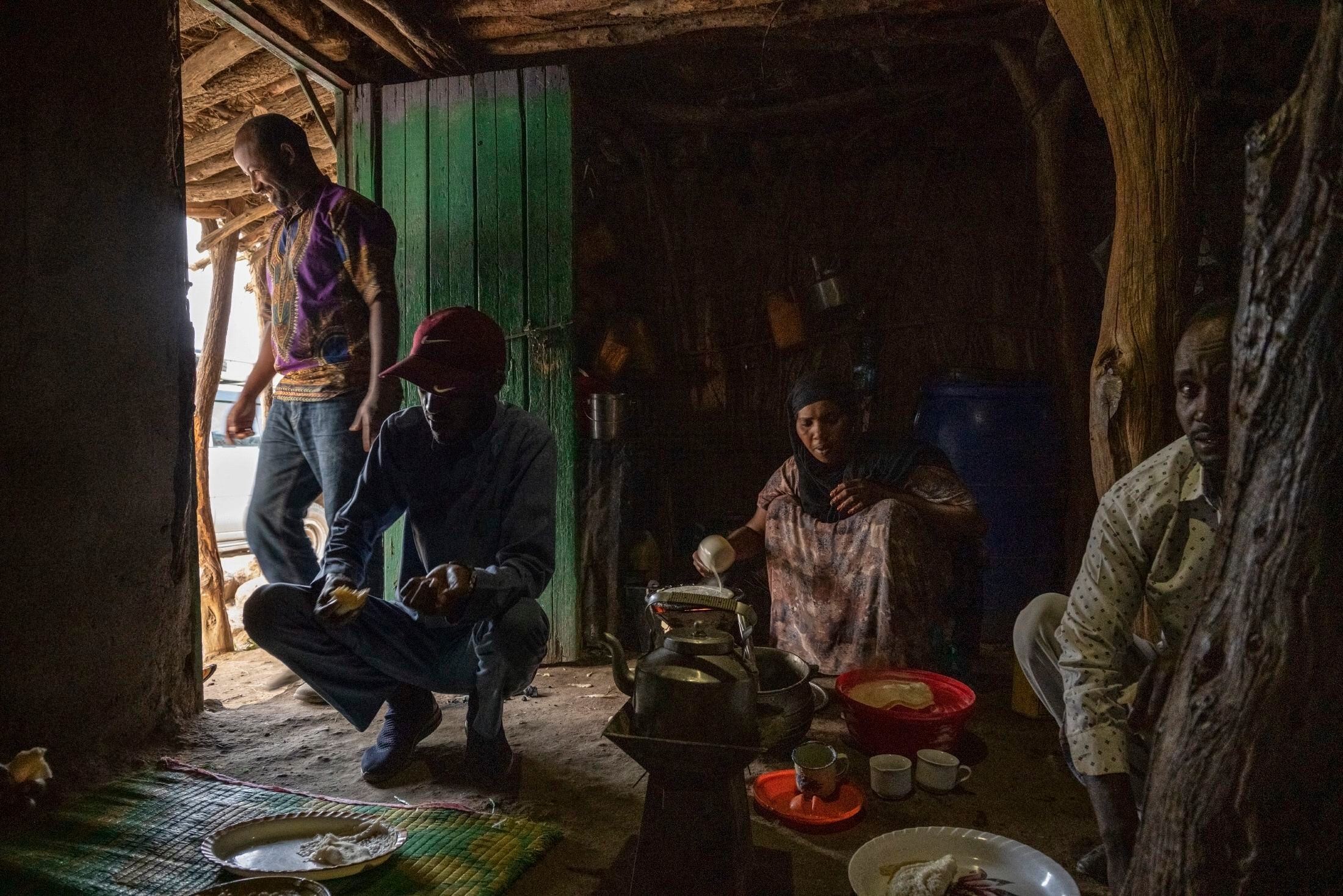 Una mujer prepara injeras para el desayuno en el pueblo de Gocti, cercano a la frontera con Somalilandia, donde no hay suministro eléctrico ni agua corriente. La injera forma parte de la dieta diaria etíope y es un pan plano hecho a base de teff, un cereal común en este país africano.