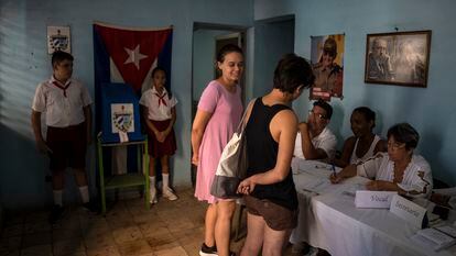 Dos mujeres se registran para votar en un colegio electoral durante el referéndum sobre el nuevo Código de Familia en La Habana, Cuba.