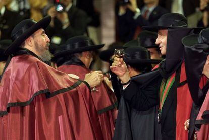 El Rey Don Juan Carlos y el presidente de Cuba Fidel Castro brinda ataviados con capas y sombreros después de ser nombrados miembros de la Hermandad de los Productores de Vino de Porto, junto a otros asistentes a la VII Conferencia Iberoamericana.