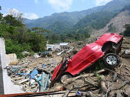 Un automóvil destruido en la aldea guatemalteca de Queja, que fue afectado por un deslizamiento de tierra provocado por las fuertes lluvias, efecto del cambio climático.