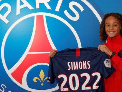 Xavi Simons posa con la camiseta del PSG.