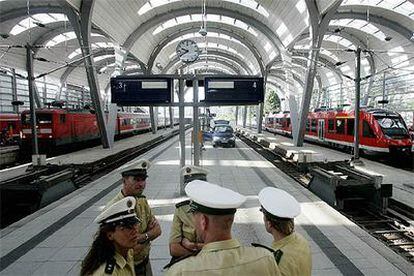 Varios policías alemanes patrullan en la estación de Kiel, evacuada tras la detención de un presunto terrorista.