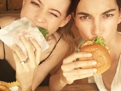 Las modelos de Victoria's Secret también comen hamburguesas... por supuesto. En la imagen, Behati Prinsloo y Lily Aldridge.