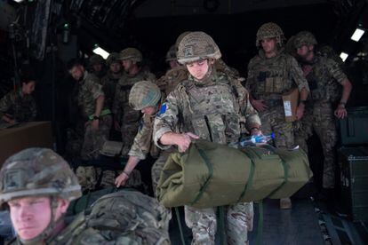 Soldados británicos aterrizan el pasado domingo en Kabul para llevar a cabo las labores de repatriación.