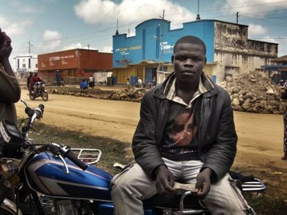 Gestaing, ex niño soldado en las milicias de Lubanga, con su moto-taxi en Bunia, Congo.