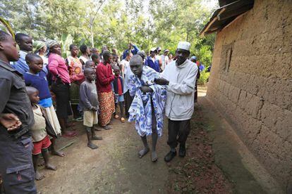 Los jóvenes Bukusu no están acompañados durante la intervención. Se enfrentan a ella solos. En esta fotografía, un padre acompaña a su hijo fuera de la casa donde ha sido circuncidado, justo después de la operación.