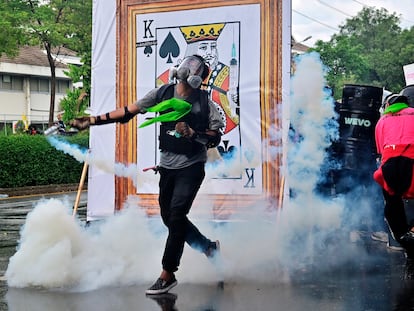 Un manifestante se enfrenta a la policía antidisturbios durante una protesta contra el Gobierno en Bangkok, en Tailandia, el pasado julio.