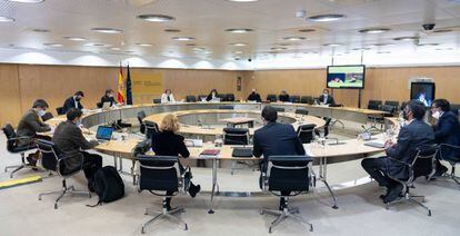 Imagen de la reunión de distintos responsables económicos del Gobierno con los agentes sociales, en la que les entregaron el documento de resumen de las reformas laborales y de pensiones que el Ejecutivo ha enviado a la Comisión Europea.