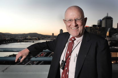 El informático Gordon Bell posa en la Queensland University of Technology (Brisbanne, Australia) con su SenseCam al pecho.