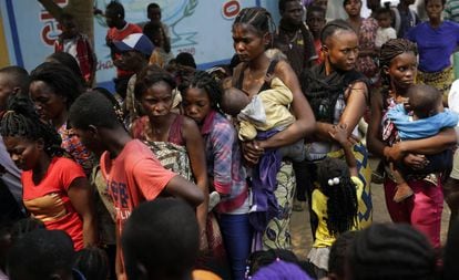 Ciudadanos de Kinshasa aguardan para recibir la vacuna contra la fiebre amarilla el 21 de julio. 