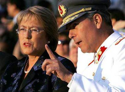 En la imagen, la presidenta Bachelet junto al general Oscar Izurieta.