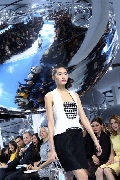 Los tejidos masculinos y británicos que tanto le gustaban a Christian Dior se utilizan de una forma completamente nueva