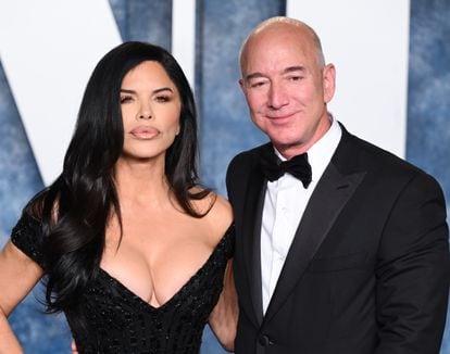 Lauren Sanchez y Jeff Bezos en la fiesta de los Oscar de Vanity Fair de 2023.