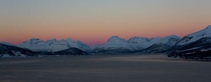 Fiordos y montañas nevadas dibujan el espectacular paisaje noruego.