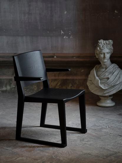 Una silla negra, también en madera y piel, de Van Duysen para Zara Home.