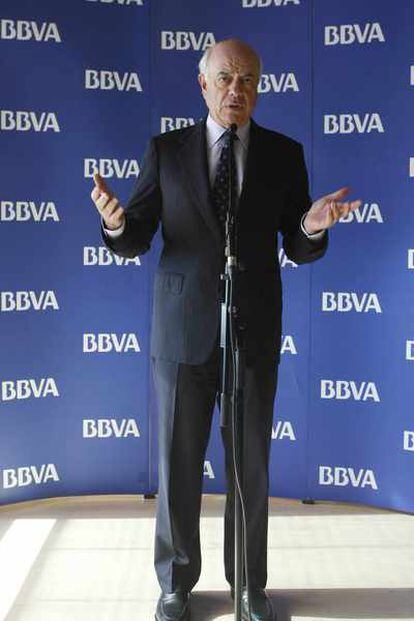 El presidente del BBVA, Francisco González, durante una rueda de prensa en noviembre de 2010 en Madrid