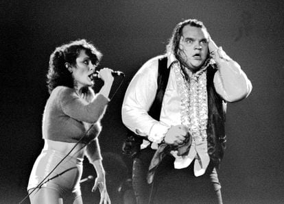 Meat Loaf y una de las cantantes de su grupo durante uno de los conciertos de la gira de 'Bat Out of Hell', a finales de los setenta.  