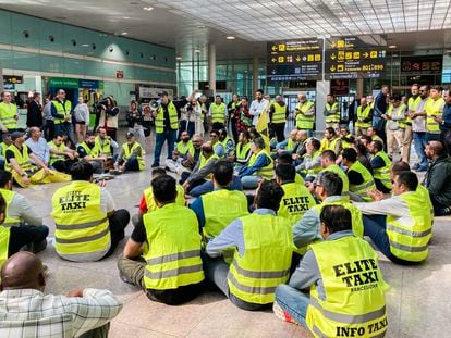 Los taxistas han improvisado una asamblea en la T1 del Aeropuerto de Barcelona para protestar contra los conductores ilegales. En la imagen, Tito Álvarez se dirige a sus compañeros.
