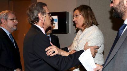 Momento en el que el nuevo decano del ICAM, José María Alonso, se interesa por el estado de Sonia Gumpert tras la presunta agresión.
