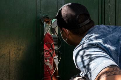 Un hondureño pide ayuda en la Casa del Migrante de Tecún Umán, Guatemala.