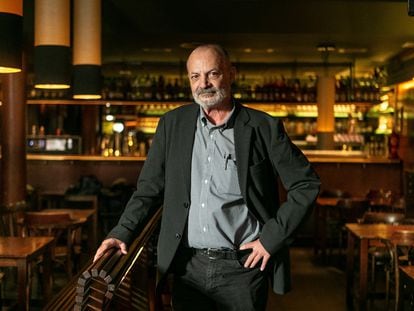 Pedro Zarraluki, este viernes en el bar Salambó, de Gràcia, en la presentación de su novela.