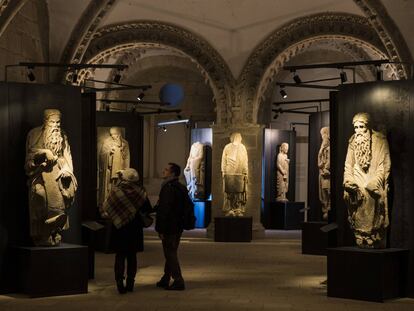 Estatuas de Isaac y Abraham, a ambos lados, durante la exposición 'Descubriendo al Maestro Mateo', en 2017