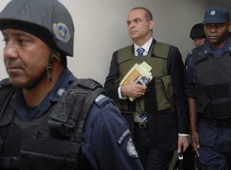 El exjefe paramilitar Salvatore Mancuso entra el martes pasado a la Fiscalía de Medellín escoltado por la policía.