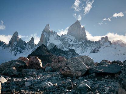 El monte Fitz Roy, situado en el sur de Argentina, visto desde una ruta para hacer senderismo en el Parque natural "Los Glaciares", el 12 de noviembre de 2021.