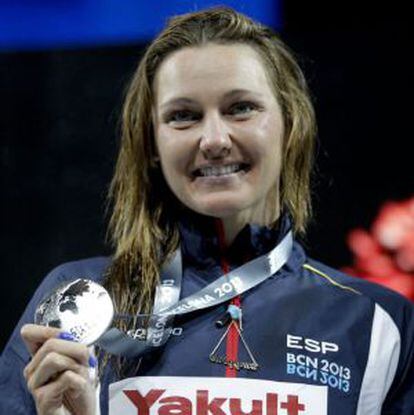Melanie Costa muestra la medalla de plata