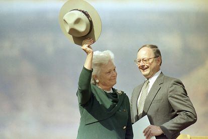 Barbara Bush saluda con un sombrero a la multitud en el Paque Nacional del Gran Cañón en Arizona (EE UU), el 12 de abril de 1991.