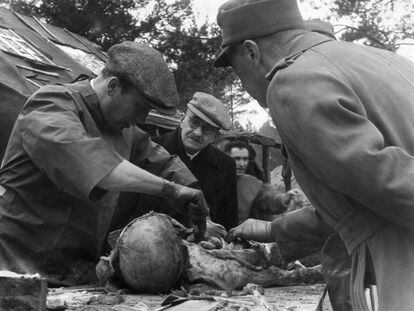 Disección de un cadáver exhumado de las fosas de la matanza de Katyn, en Rusia, en 1943.