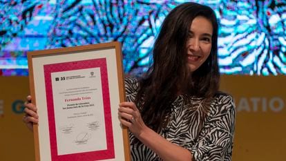 Fernanda Trías recibe el premio Sor Juana Inés de la Cruz 2021, en la Feria Internacional del Libro de Guadalajara.