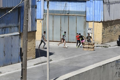 Un grupo de niños llegados a Ceuta juega al fútbol en el polígono donde están acogidos, el pasado 2 de junio.