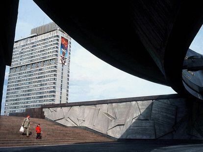 La plaza de la Victoria, un recuerdo a los defensores de Leningrado frente 
el asedio alemán en la Segunda Guerra Mundial. (2001).