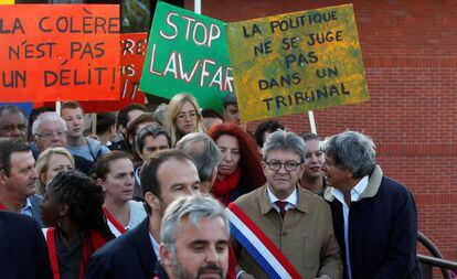 Mélenchon (con gafas) y sus colaboradores a la entrada del tribunal de Bobigny