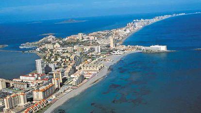 Vista aérea de La Manga del Mar Menor (Murcia), uno de los lugares que podrían desaparecer a consecuencia del cambio climático.