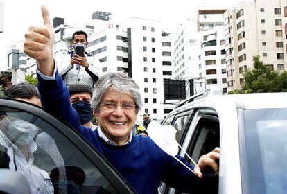 El candidato electoral Guillermo Lasso saluda a sus simpatizantes el 12 de febrero, en Quito.