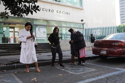 Un grupo de personas esperan en la calle, luego del sismo en Ciudad de México.