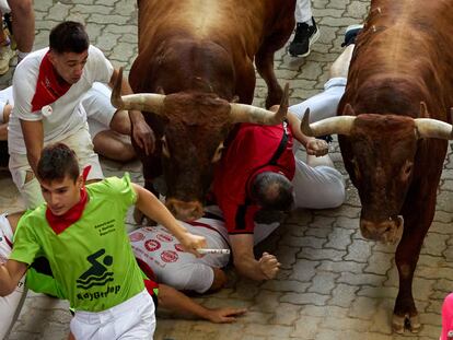 Varios mozos son arrollados por los toros de la ganadería Miura durante el octavo y último encierro de los Sanfermines el pasado jueves en Pamplona.