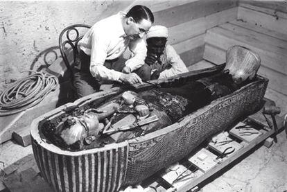 Howard Carter examina el sarcófago de Tutankamón, en 1922.