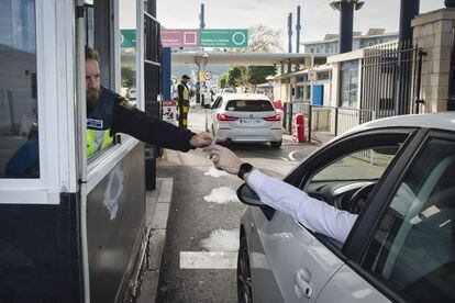 Un policía pide el DNI al usuario de un coche este viernes en la frontera de Gibraltar.