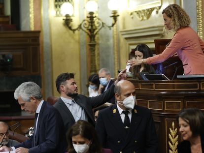 El portavoz parlamentario de ERC, Gabriel Rufián, entrega su voto para los integrantes de la Comisión de Secretos Oficiales a la presidenta del Congreso, Meritxell Batet.