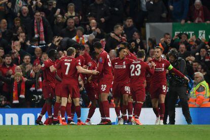 Los jugadores del Liverpool celebran el segundo gol del equipo.