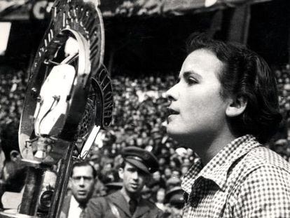 Teresa Pàmies, casi en los dos polos de su vida: en el mitin que con 17 años dio en la Monumental de Barcelona en 1937.