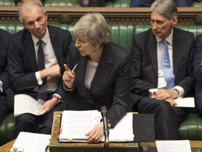 En foto, May durante su intervención de este martes en el Parlamento. En vídeo, Theresa May niega en el Parlamento haber ocultado aspectos de su acuerdo para el Brexit.
